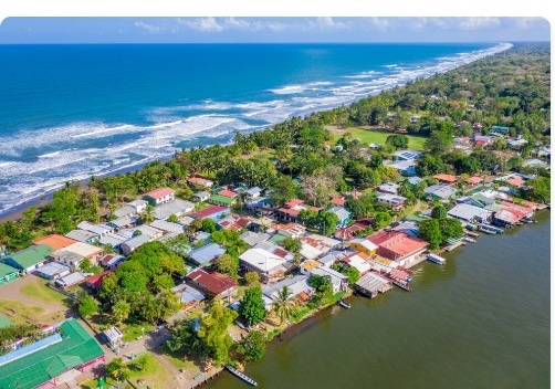 Cerro Tortuguero y pueblo caribeño